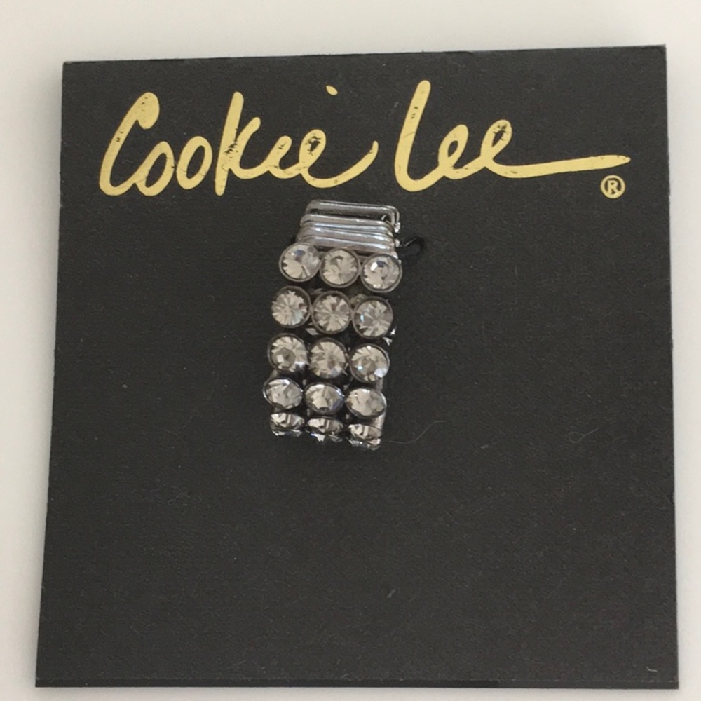 NWT Cookie Lee Genuine Crystal Stretch Ring